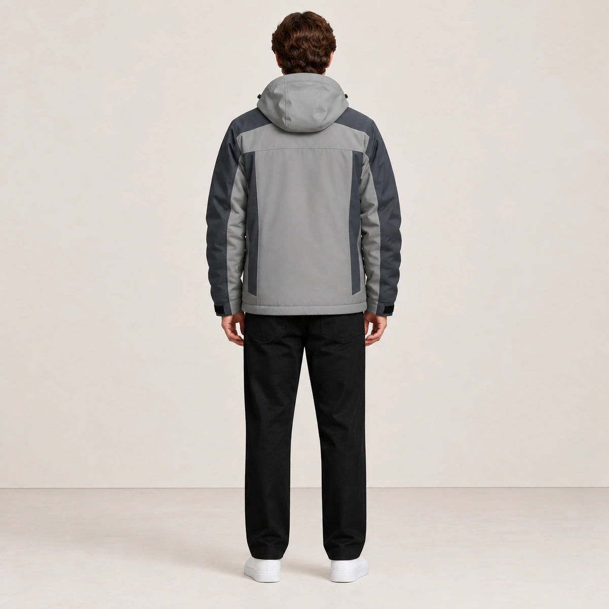 Veste d’hiver technique multipoche gris clair, portée de dos dans le studio IVAREE.