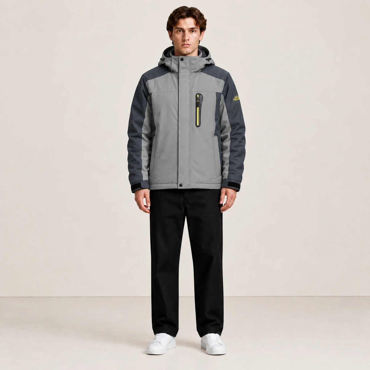 Veste d’hiver technique multipoche gris clair, portée de face dans le studio IVAREE.