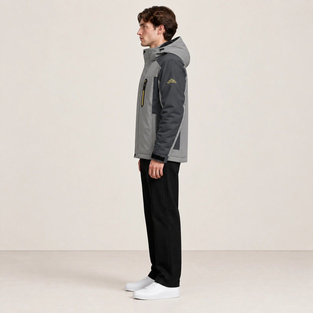 Veste d’hiver technique multipoche gris clair, portée de profil dans le studio IVAREE.