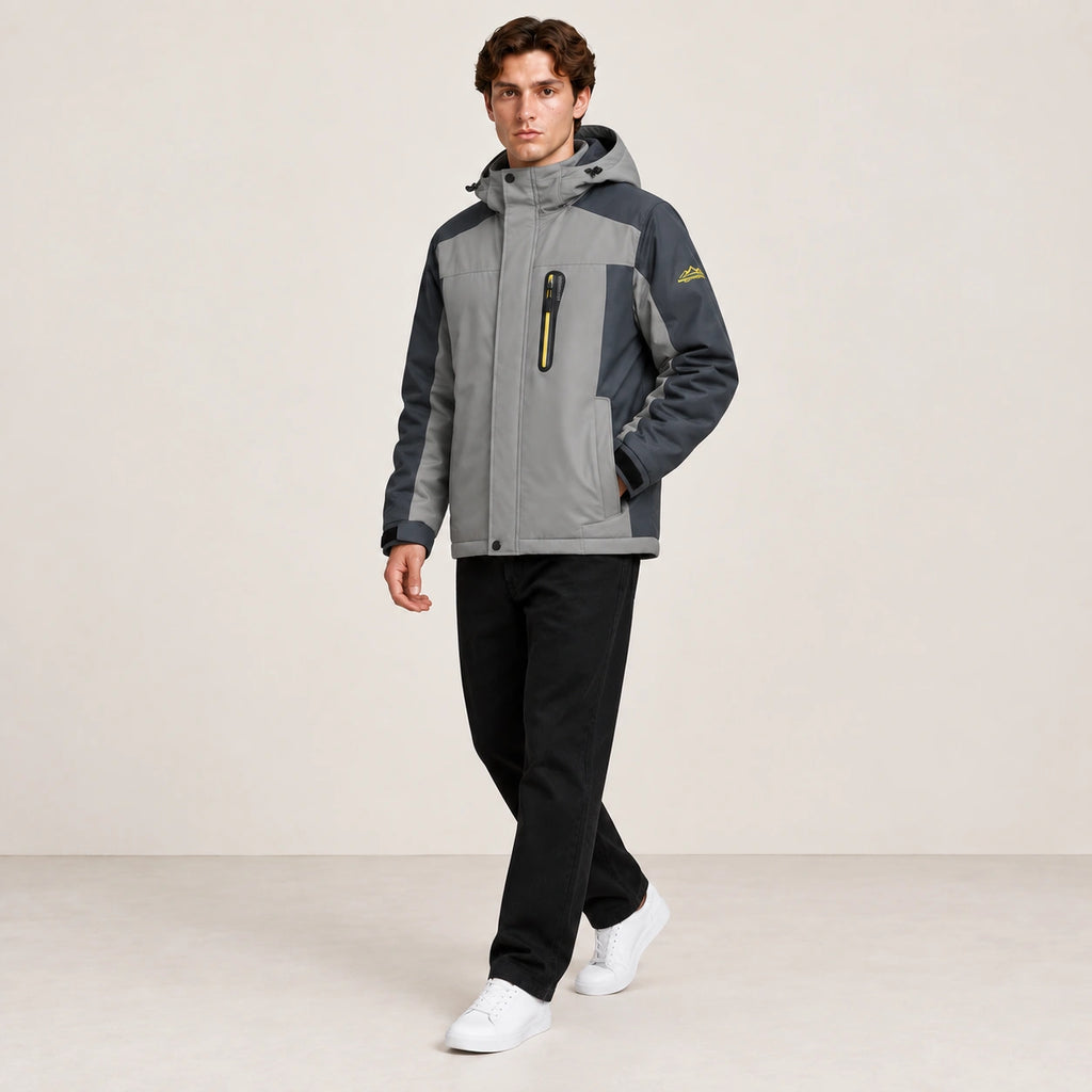 Veste d’hiver technique multipoche gris clair, portée de trois-quarts dans le studio IVAREE.