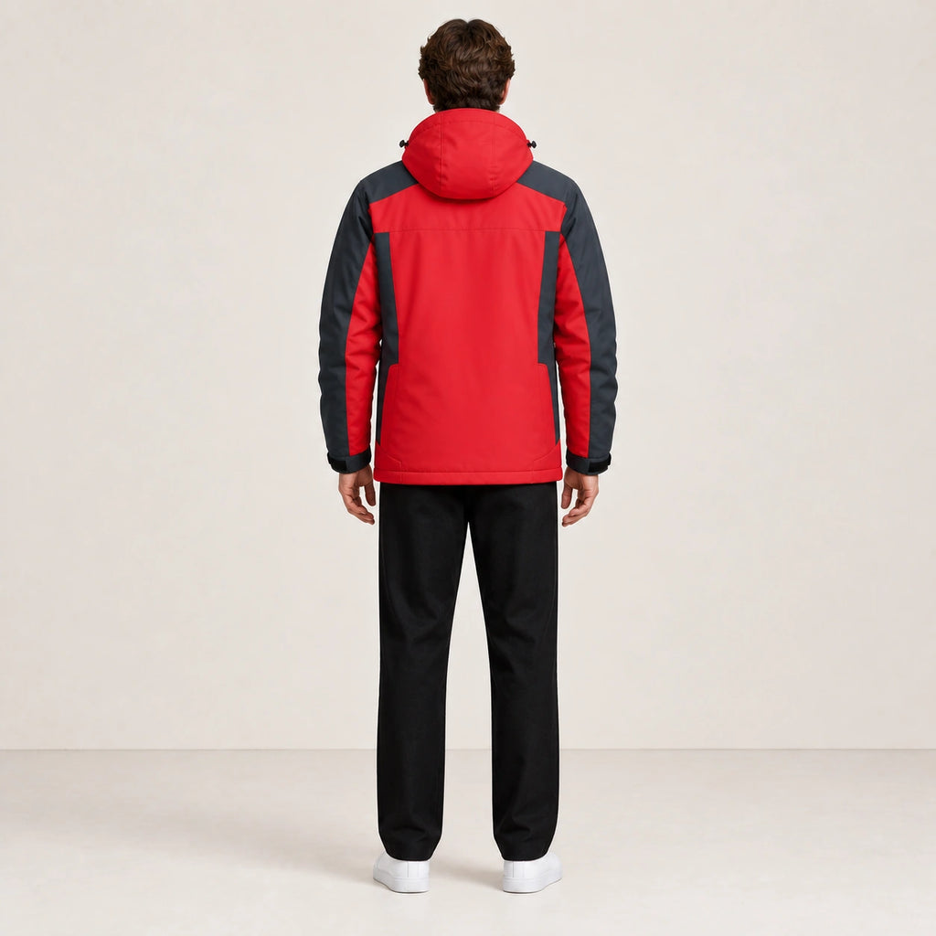 Veste d’hiver technique multipoche rouge, portée de dos dans le studio IVAREE.