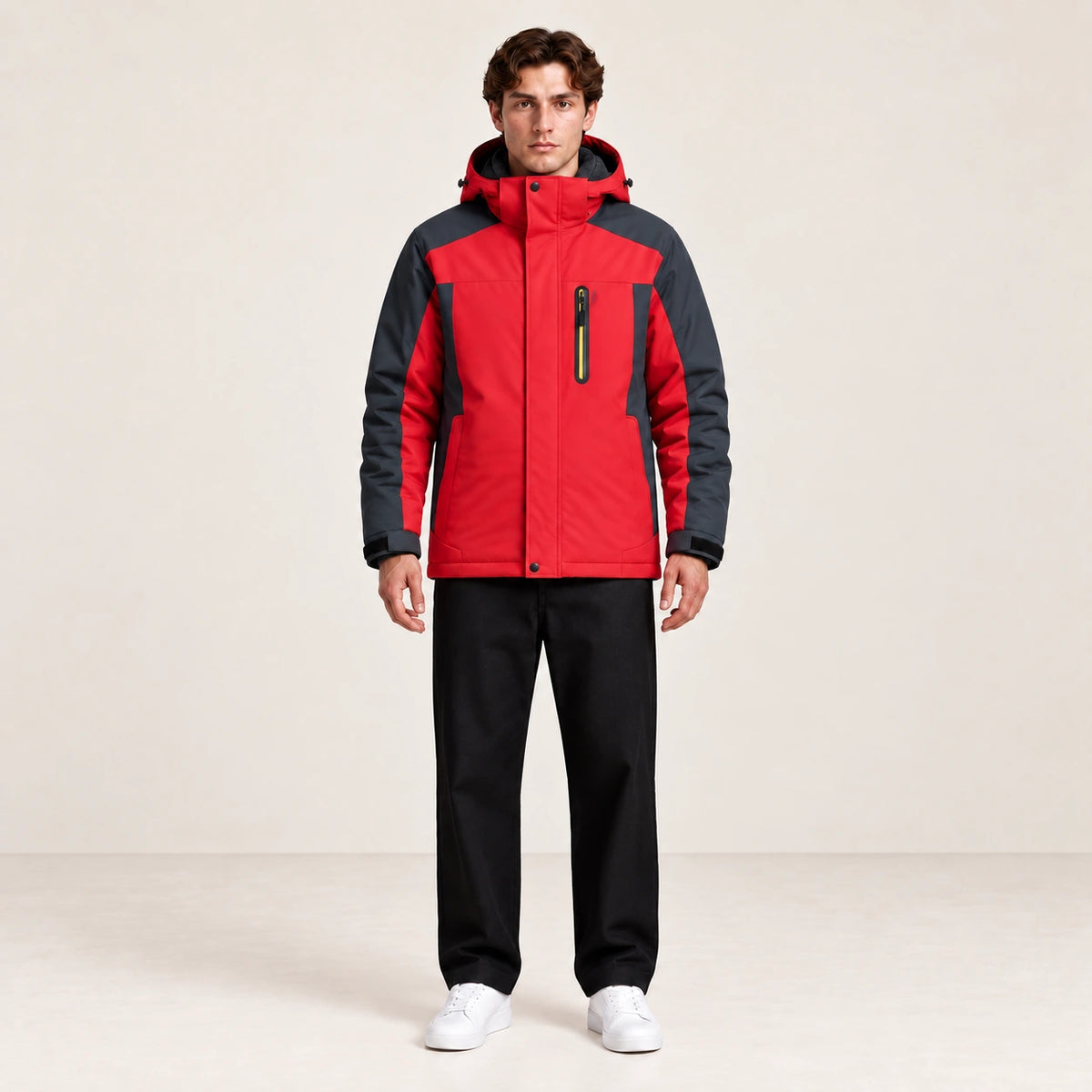 Veste d’hiver technique multipoche rouge, portée de face dans le studio IVAREE.