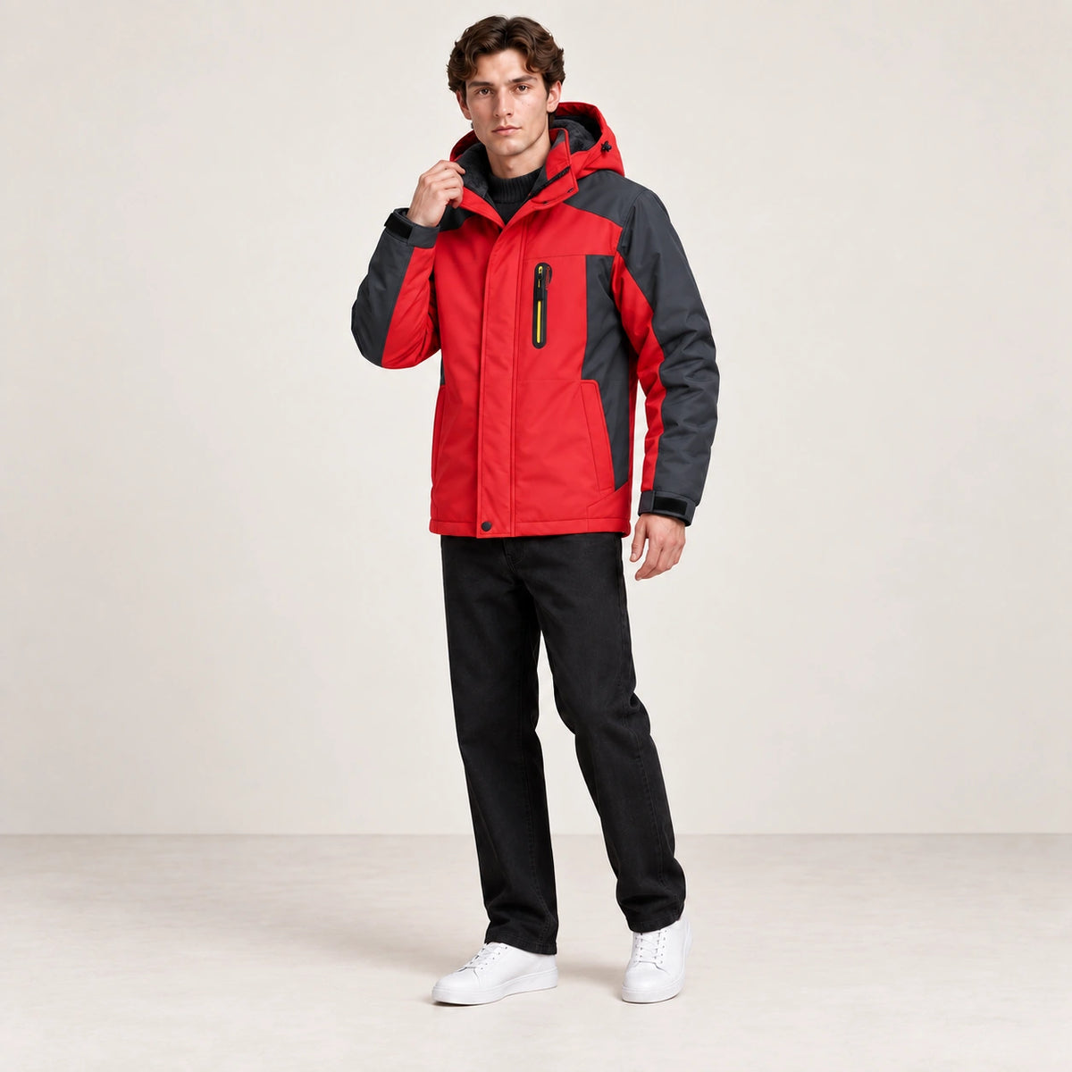 Veste d’hiver technique multipoche rouge, portée dans une pose naturelle dans le studio IVAREE.