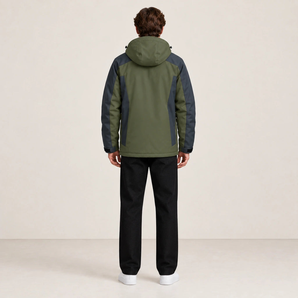 Veste d’hiver technique multipoche verte, portée de dos dans le studio IVAREE.