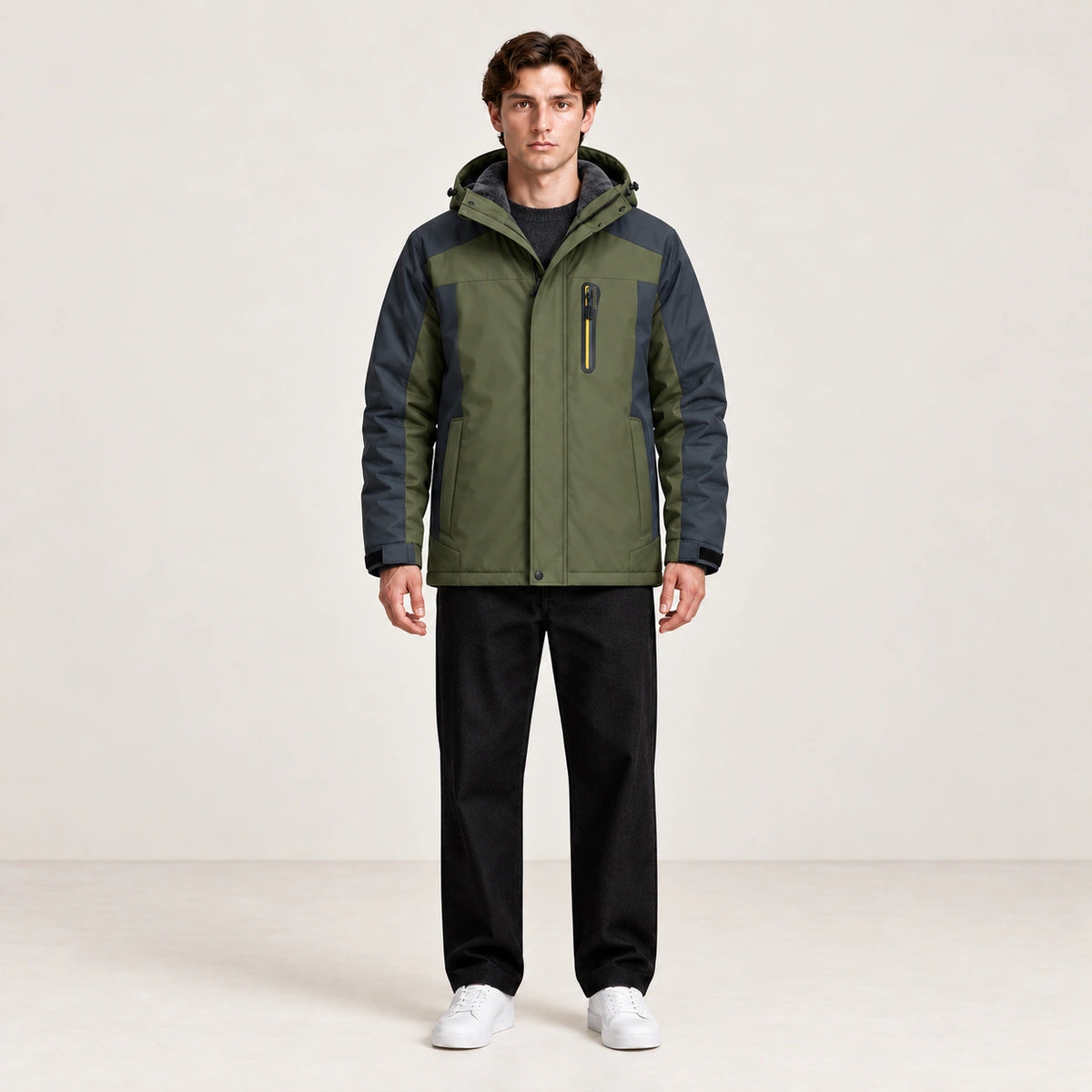 Veste d’hiver technique multipoche verte, portée de face dans le studio IVAREE.