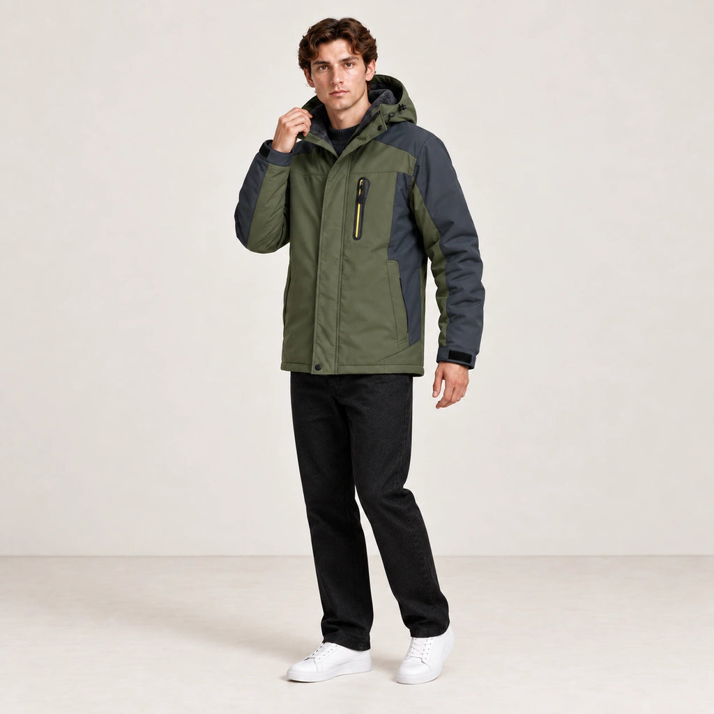 Veste d’hiver technique multipoche verte, portée dans une pose naturelle dans le studio IVAREE.
