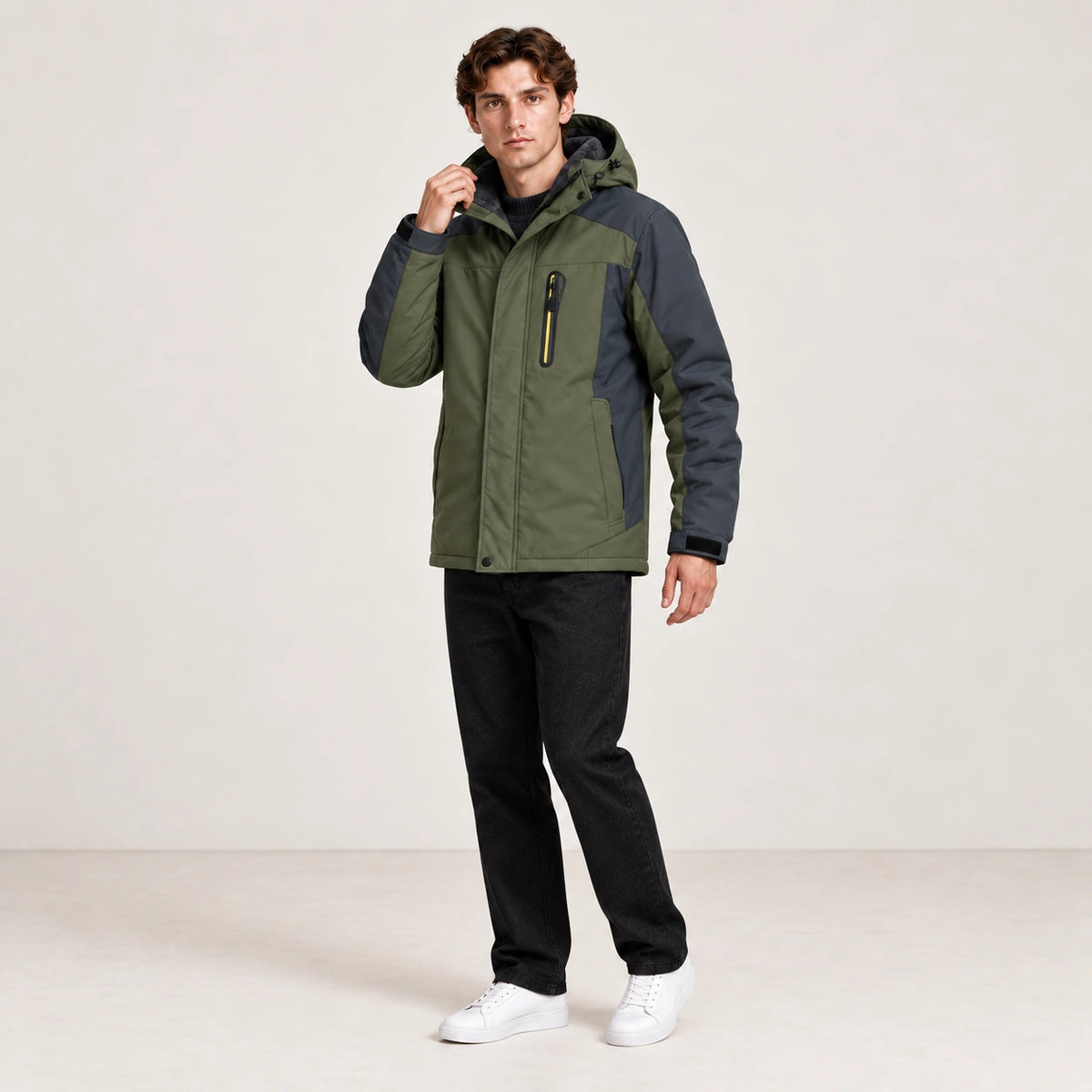 Veste d’hiver technique multipoche verte, portée dans une pose naturelle dans le studio IVAREE.