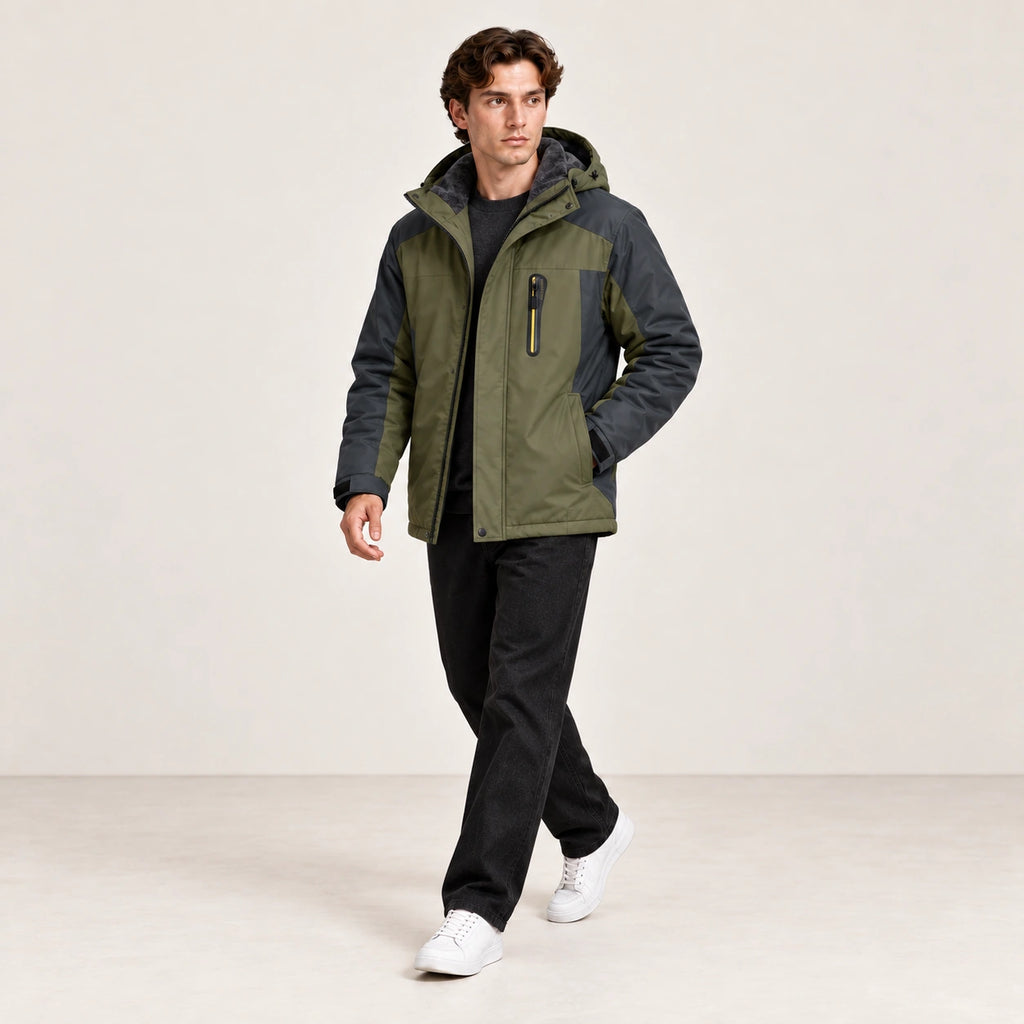 Veste d’hiver technique multipoche verte, portée de trois-quarts dans le studio IVAREE.