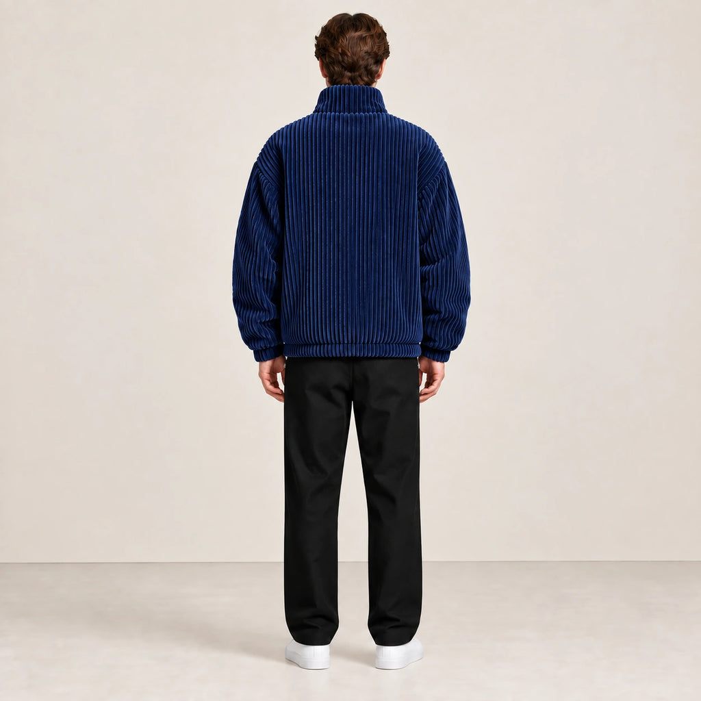 Veste d'hiver en velours côtelé bleu, portée de dos dans le studio IVAREE.