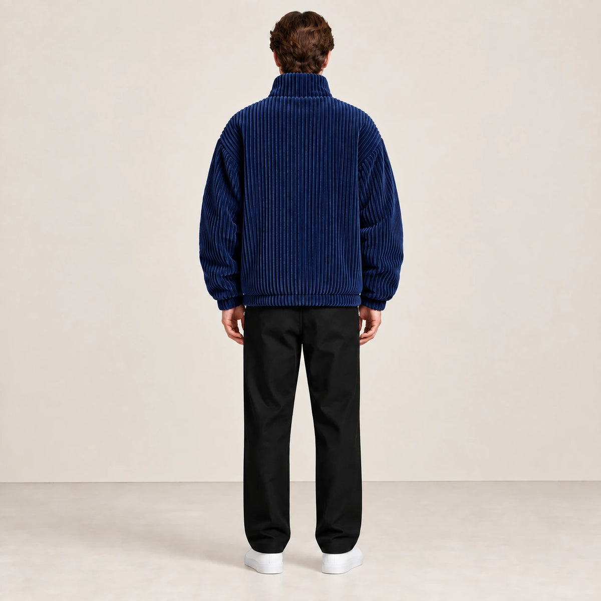 Veste d'hiver en velours côtelé bleu, portée de dos dans le studio IVAREE.
