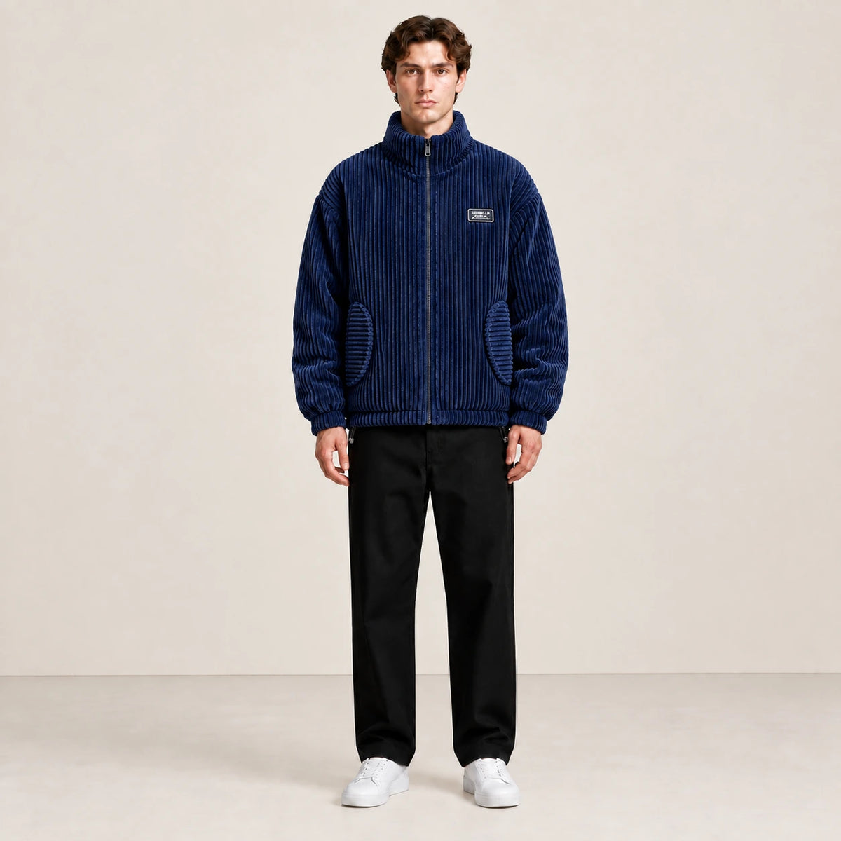 Veste d'hiver en velours côtelé bleu, portée de face dans le studio IVAREE.