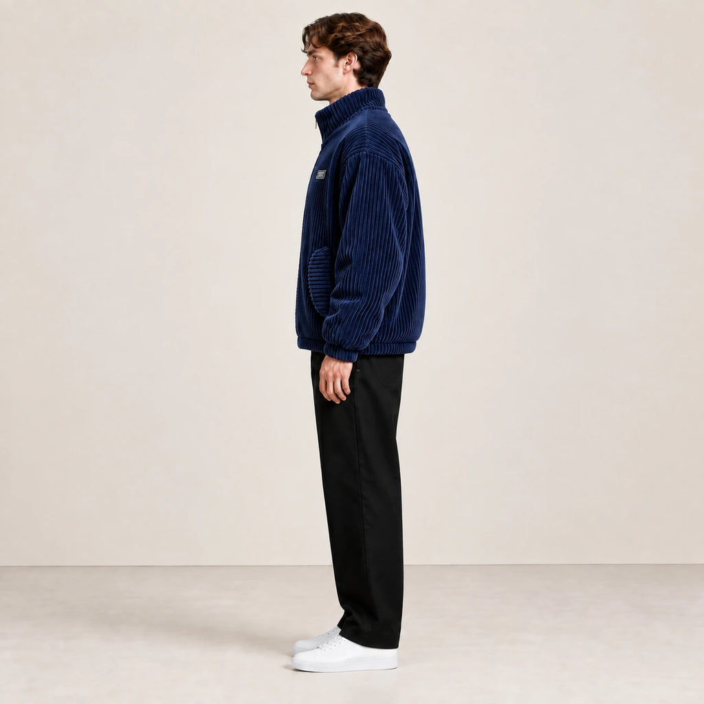 Veste d'hiver en velours côtelé bleu, portée de profil dans le studio IVAREE.
