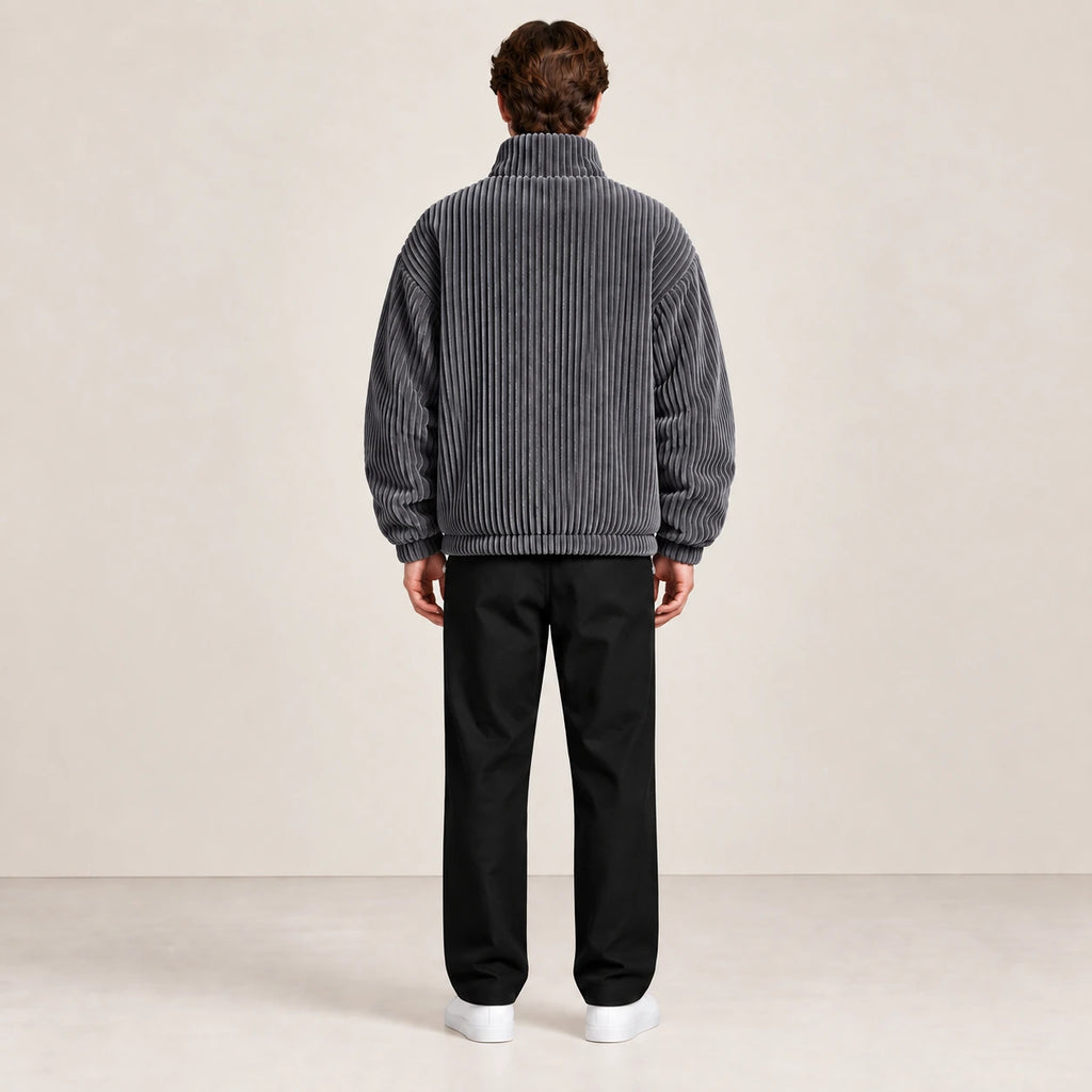 Veste d'hiver en velours côtelé gris foncé, portée de dos dans le studio IVAREE.