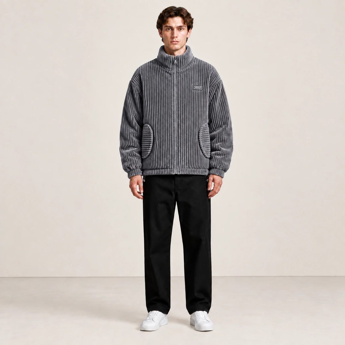 Veste d'hiver en velours côtelé gris foncé, portée de face dans le studio IVAREE.