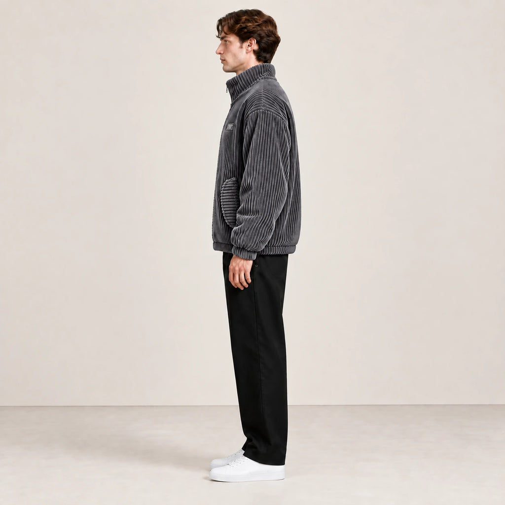 Veste d'hiver en velours côtelé gris foncé, portée de profil dans le studio IVAREE.