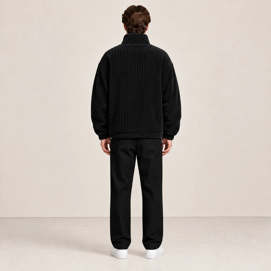 Veste d'hiver en velours côtelé noir, portée de dos dans le studio IVAREE.