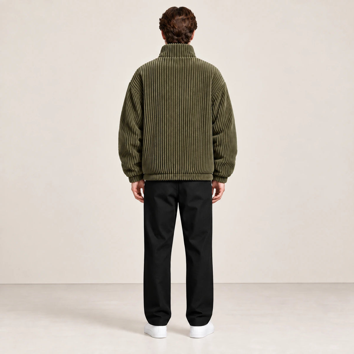 Veste d'hiver en velours côtelé vert kaki, portée de dos dans le studio IVAREE.