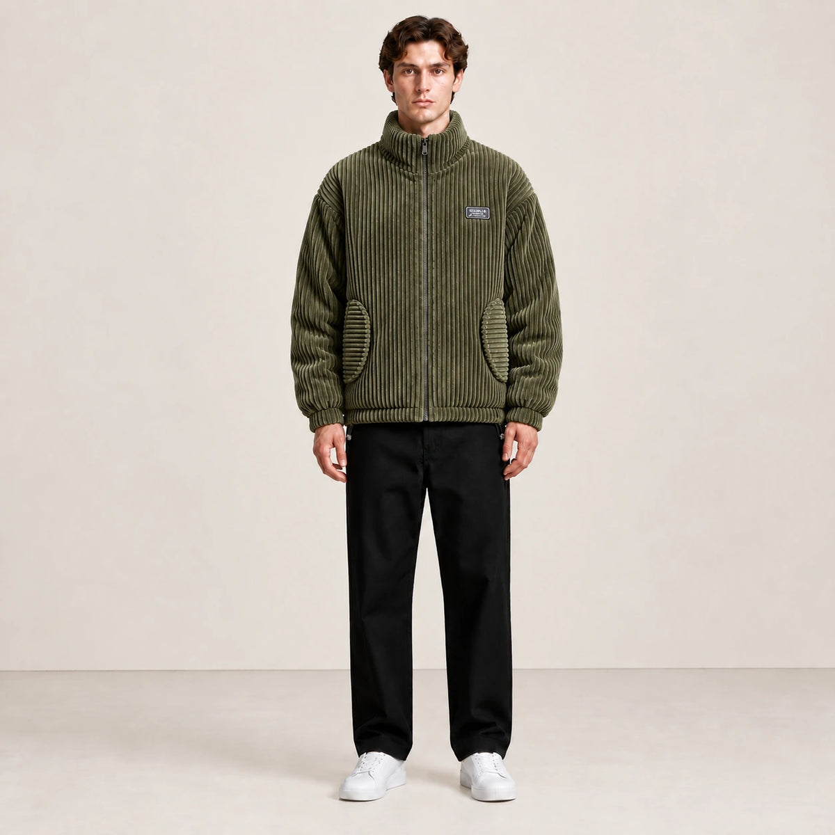 Veste d'hiver en velours côtelé vert kaki, portée de face dans le studio IVAREE.
