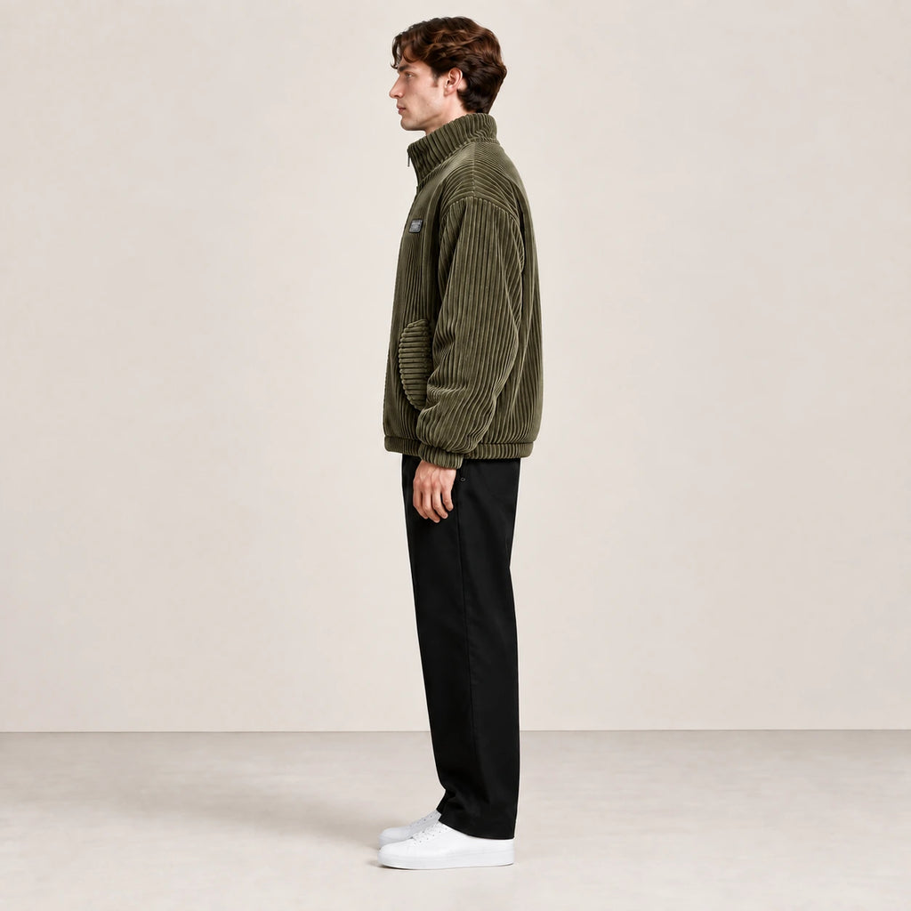 Veste d'hiver en velours côtelé vert kaki, portée de profil dans le studio IVAREE.