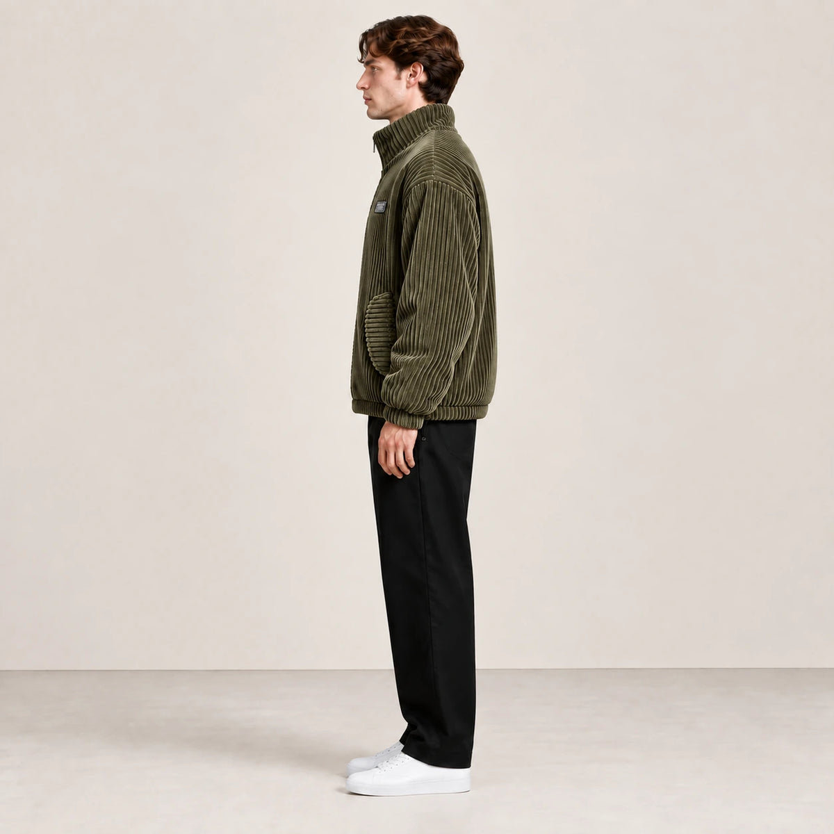Veste d'hiver en velours côtelé vert kaki, portée de profil dans le studio IVAREE.