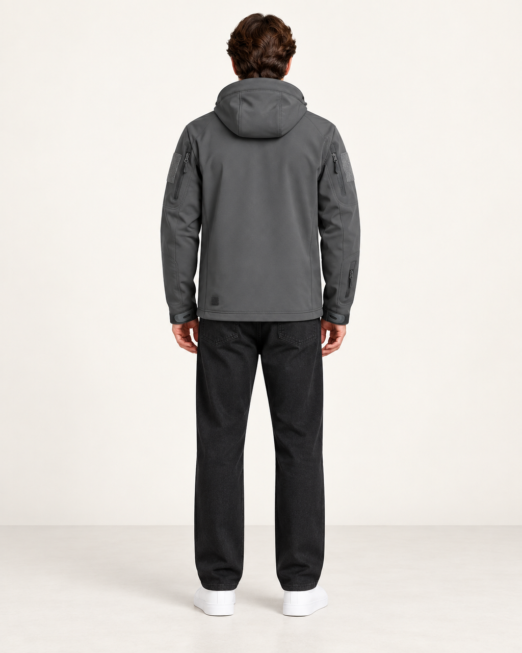 Veste imperméable à capuche et poches zippées gris, vue dos, studio IVAREE