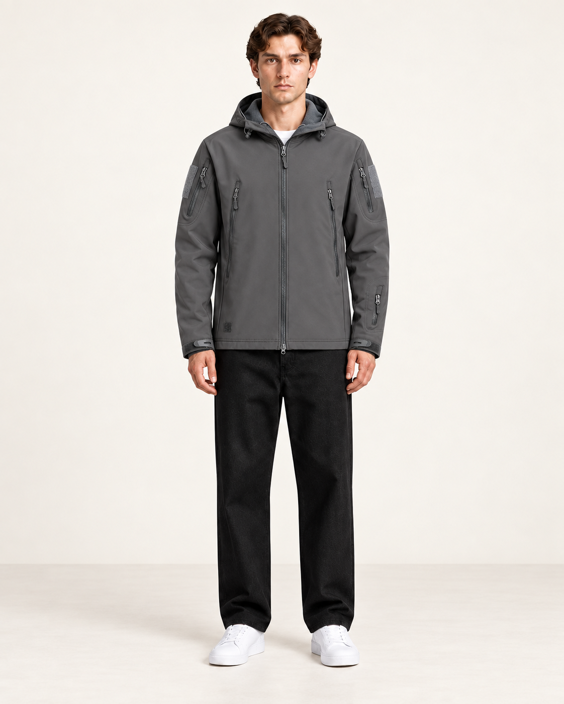 Veste imperméable à capuche et poches zippées gris, vue face, studio IVAREE