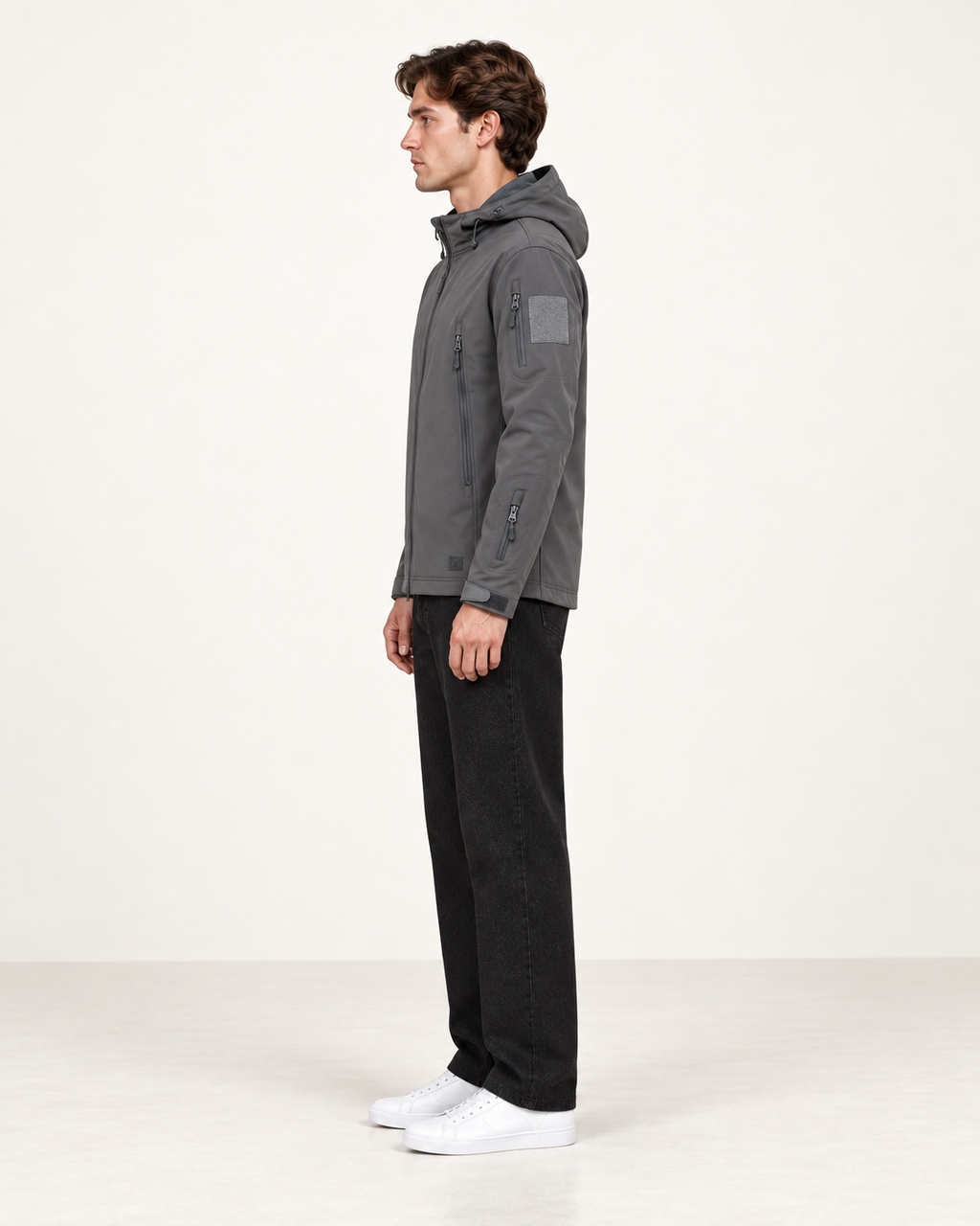 Veste imperméable à capuche et poches zippées gris, vue profil, studio IVAREE