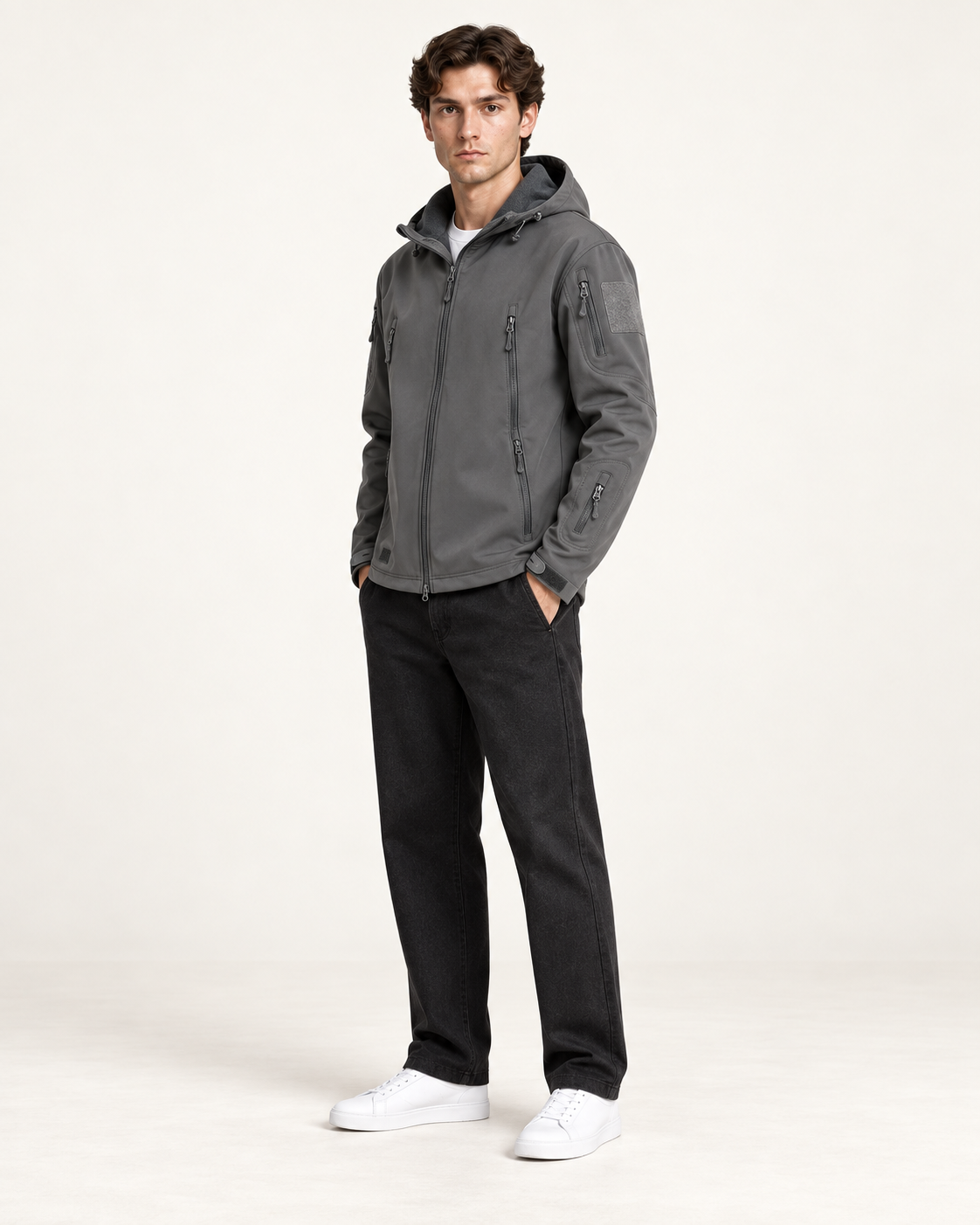 Veste imperméable à capuche et poches zippées gris, vue trois-quarts, studio IVAREE