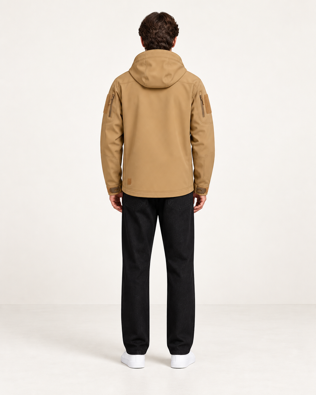 Veste imperméable à capuche et poches zippées kaki, vue dos, studio IVAREE