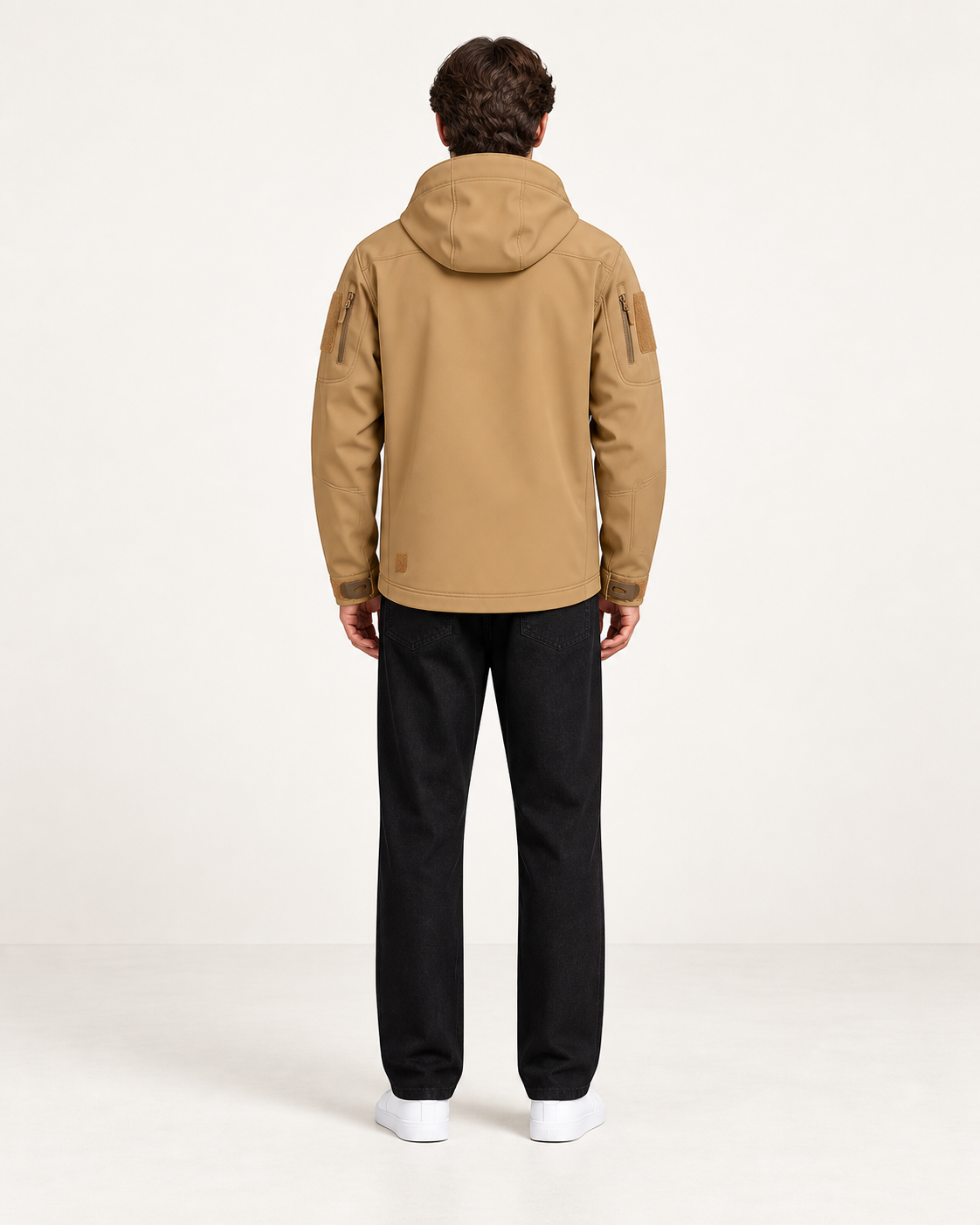 Veste imperméable à capuche et poches zippées kaki, vue dos, studio IVAREE