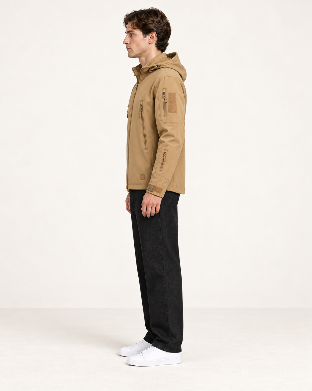Veste imperméable à capuche et poches zippées kaki, vue profil, studio IVAREE