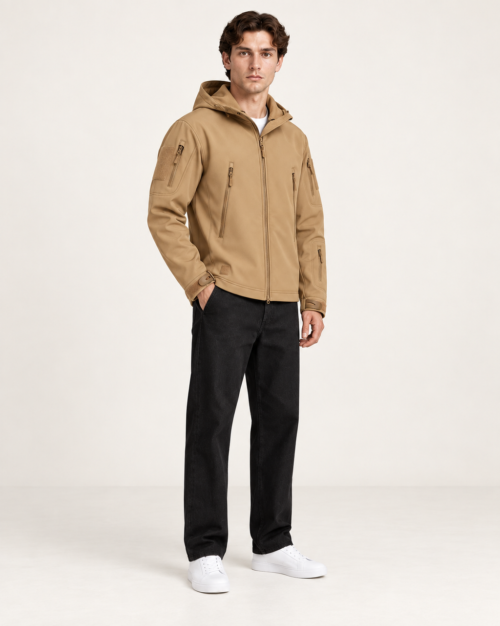 Veste imperméable à capuche et poches zippées kaki, vue trois-quarts, studio IVAREE
