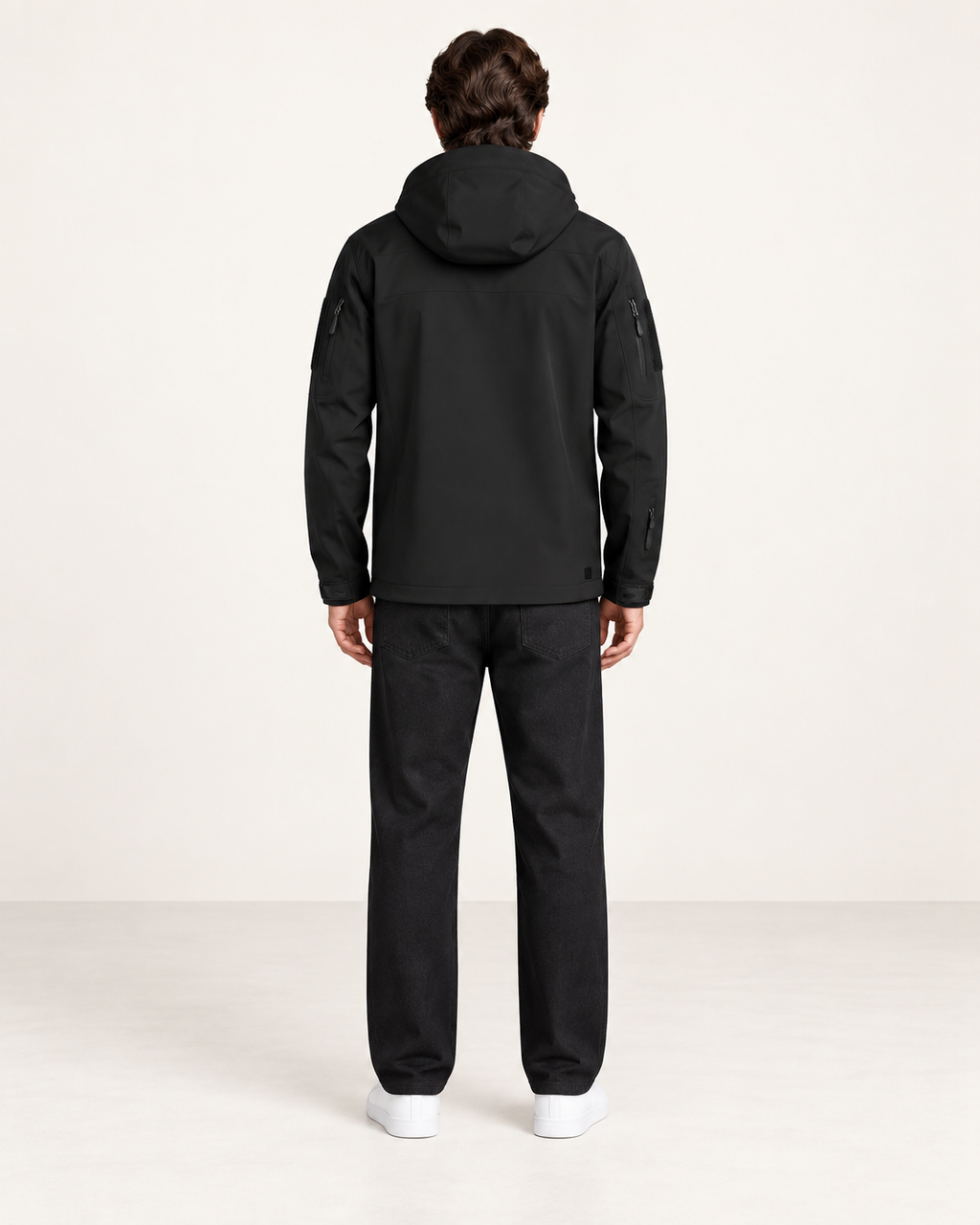 Veste imperméable à capuche et poches zippées noir, vue dos, studio IVAREE