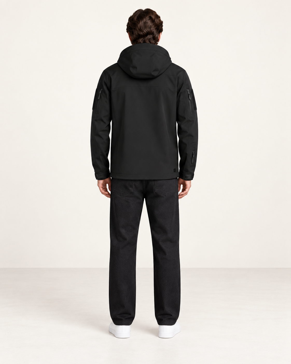 Veste imperméable à capuche et poches zippées noir, vue dos, studio IVAREE
