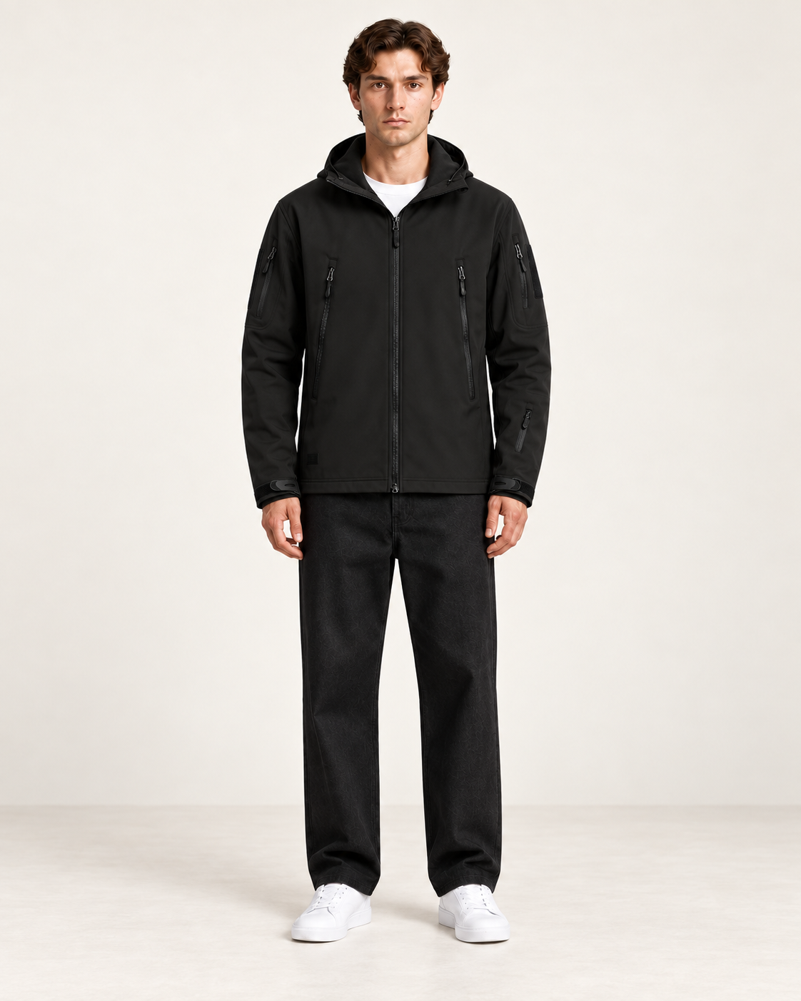 Veste imperméable à capuche et poches zippées noir, vue face, studio IVAREE