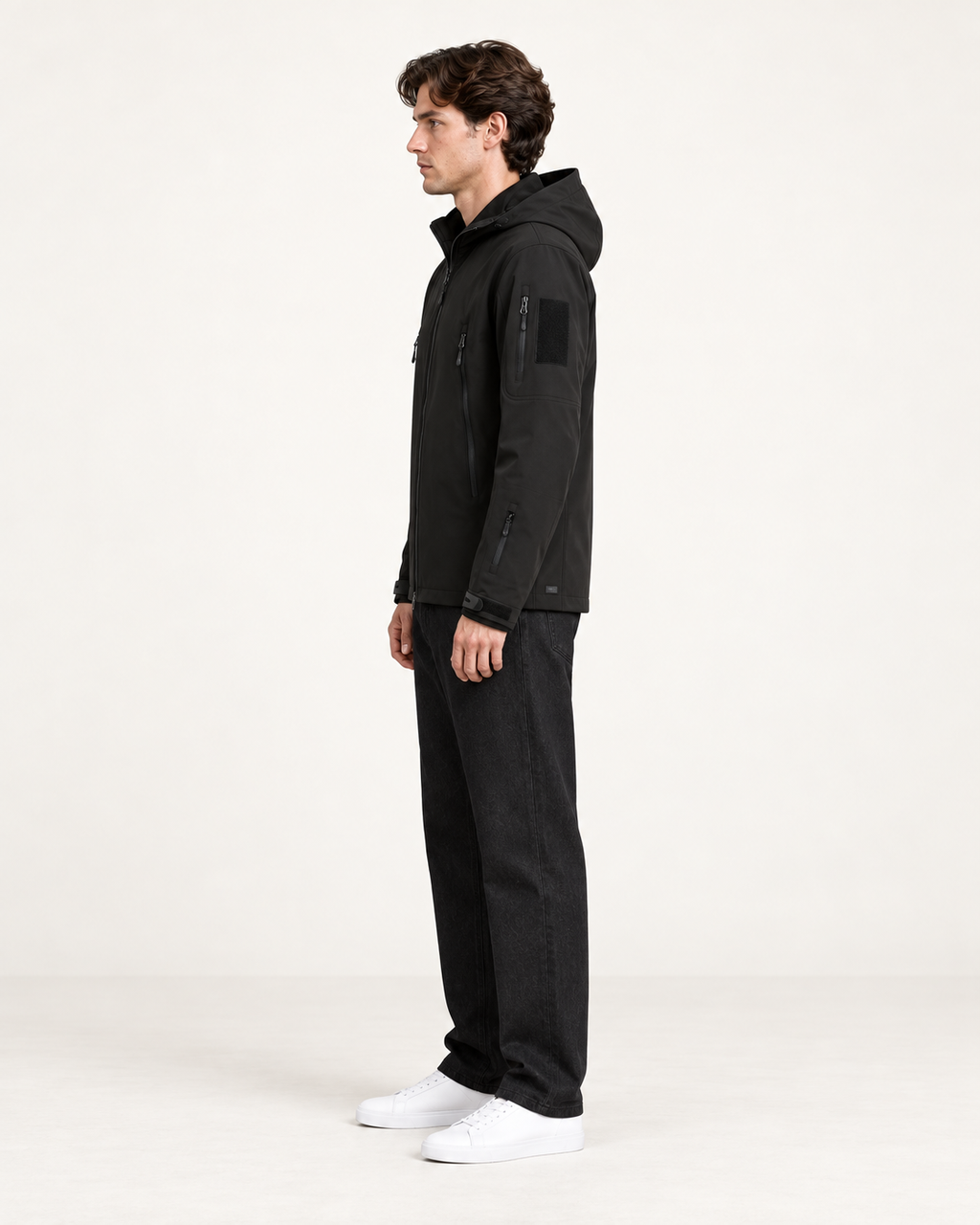 Veste imperméable à capuche et poches zippées noir, vue profil, studio IVAREE