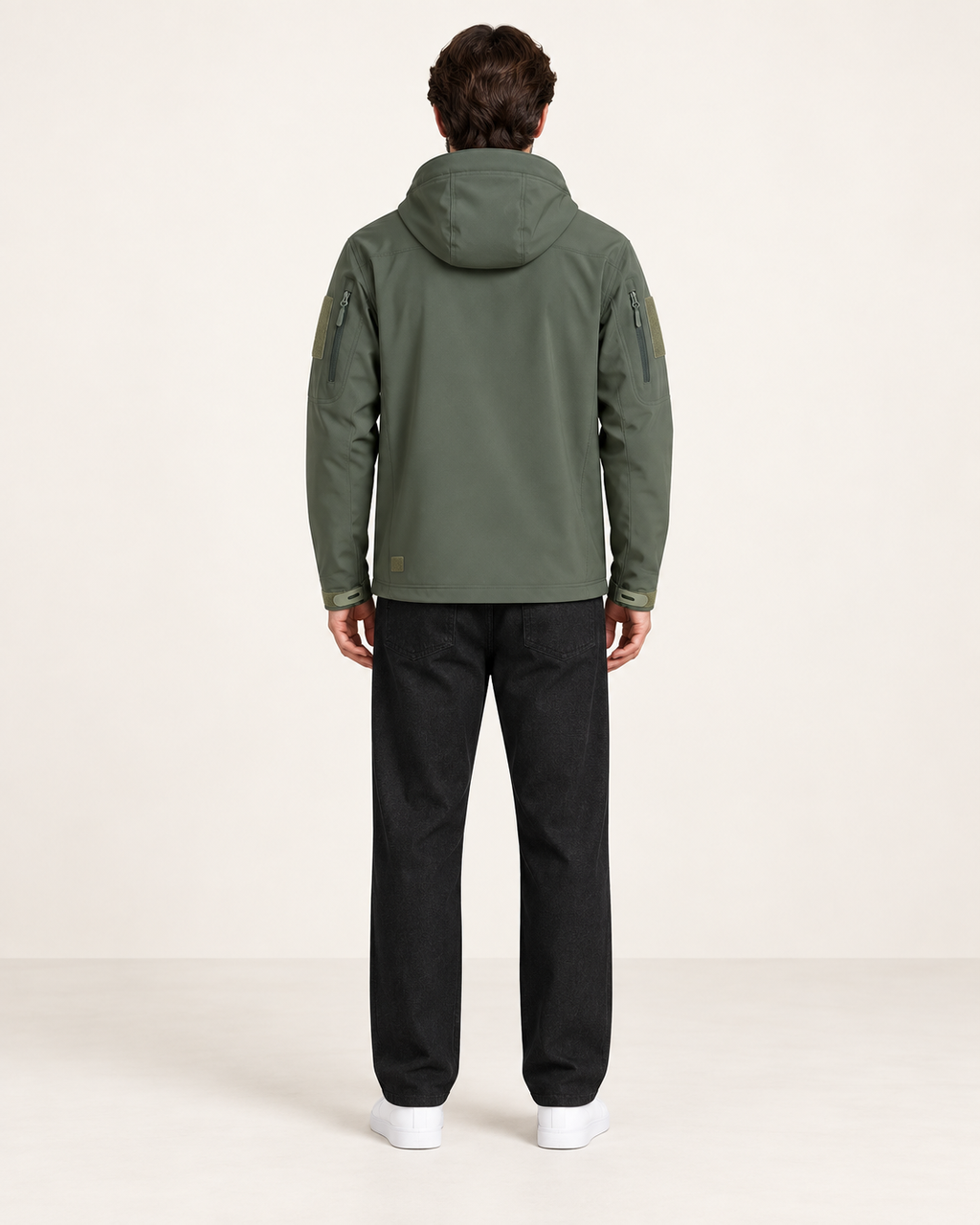 Veste imperméable à capuche et poches zippées vert, vue dos, studio IVAREE