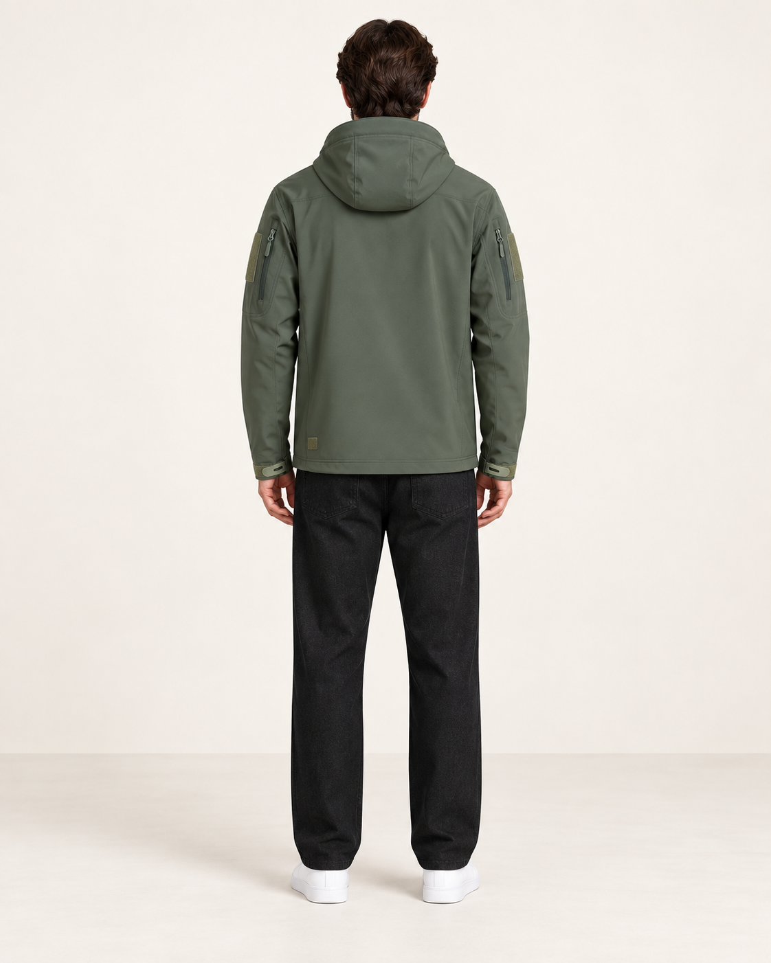 Veste imperméable à capuche et poches zippées vert, vue dos, studio IVAREE