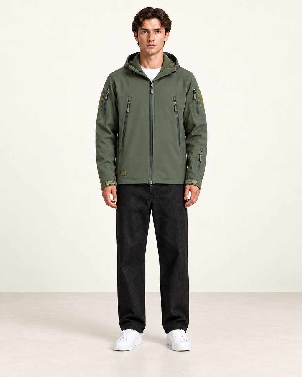 Veste imperméable à capuche et poches zippées vert, vue face, studio IVAREE