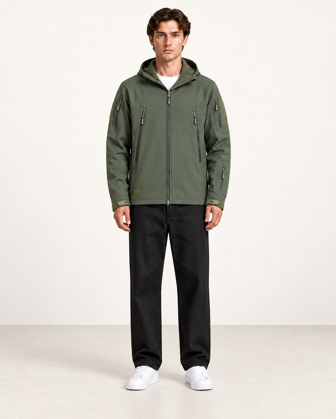 Veste imperméable à capuche et poches zippées vert, vue face, studio IVAREE
