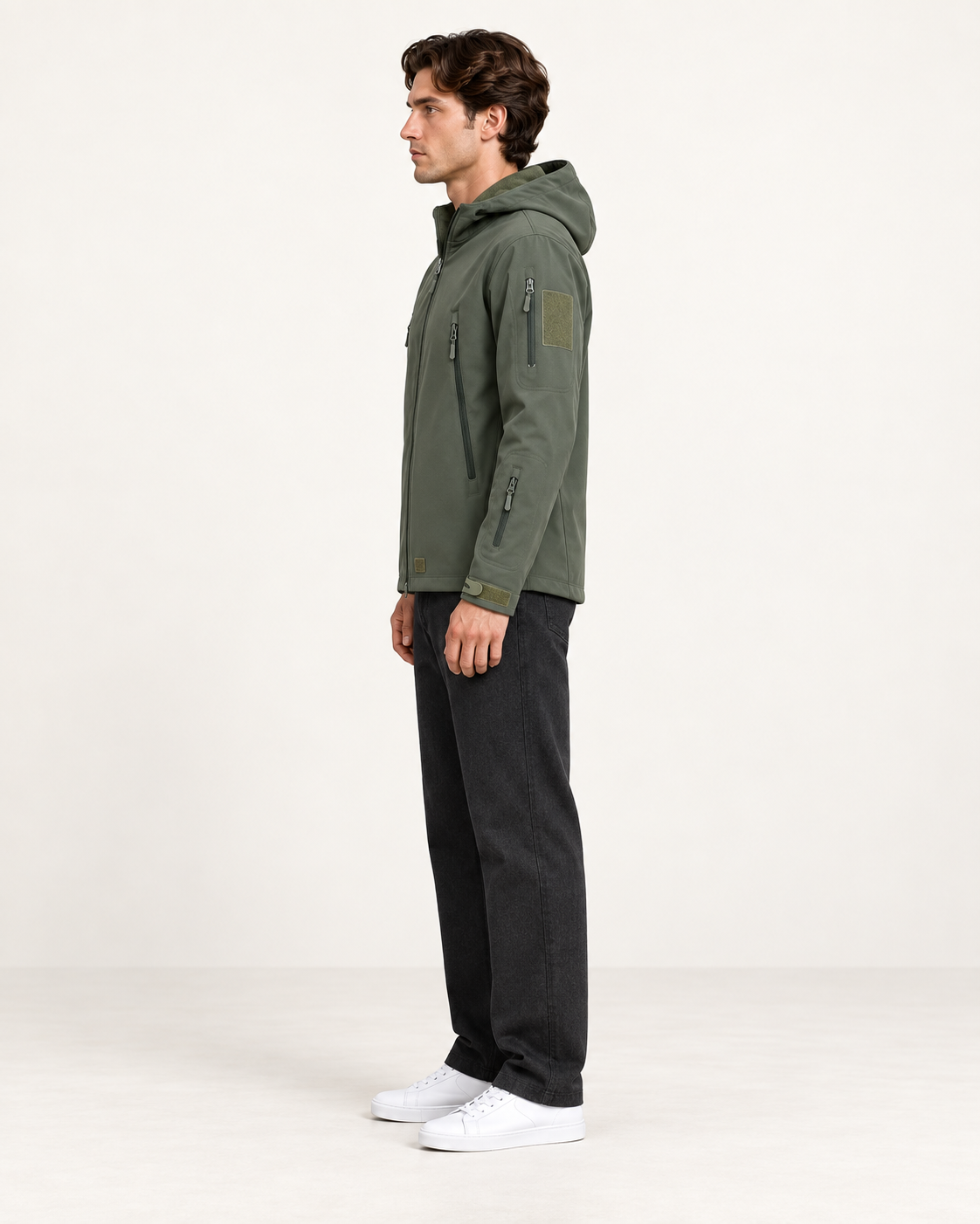 Veste imperméable à capuche et poches zippées vert, vue profil, studio IVAREE