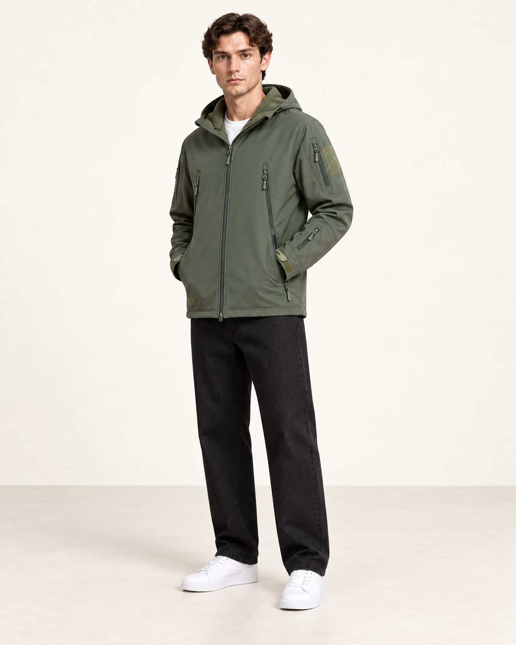 Veste imperméable à capuche et poches zippées vert, vue trois-quarts, studio IVAREE