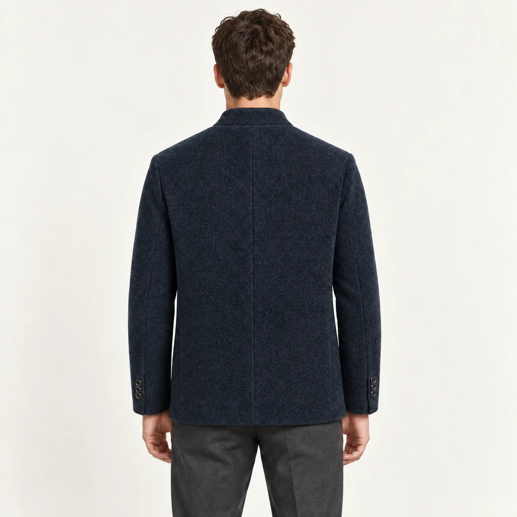 Veste en laine matelassée minuit, vue de dos dans le studio IVAREE
