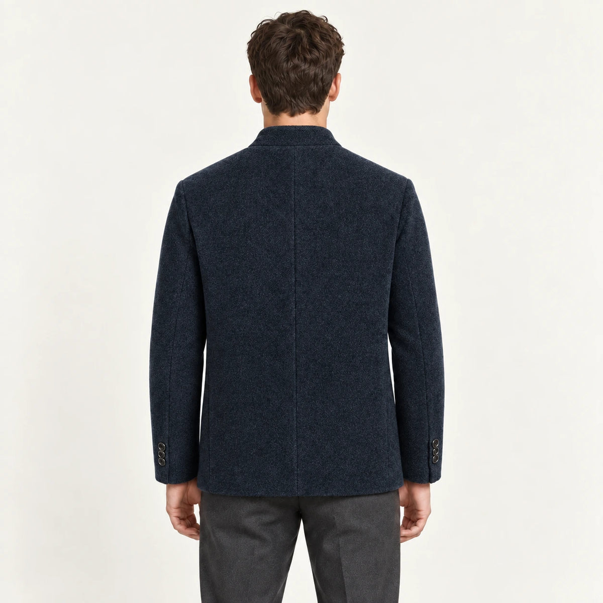 Veste en laine matelassée minuit, vue de dos dans le studio IVAREE