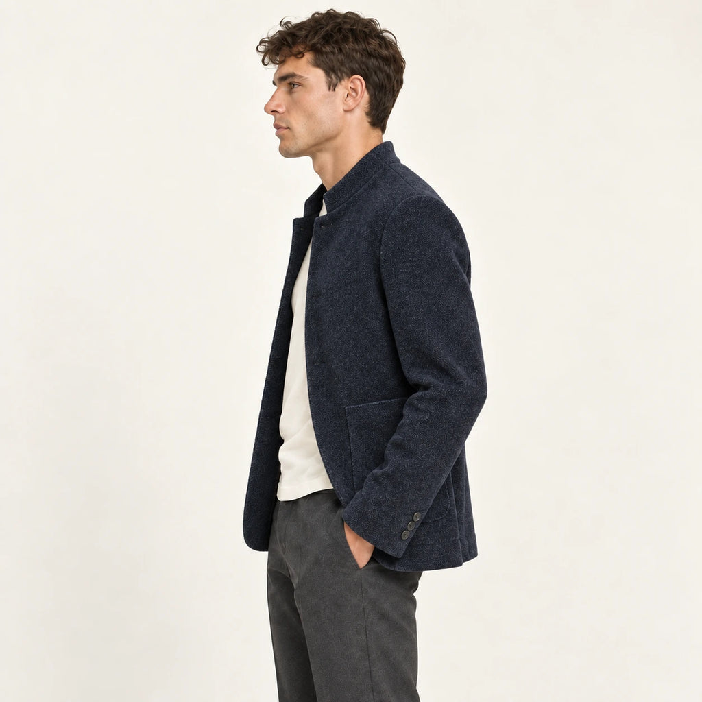 Veste en laine matelassée minuit, vue de profil dans le studio IVAREE