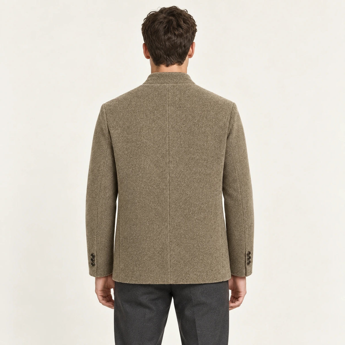 Veste en laine matelassée taupe désert, vue de dos dans le studio IVAREE