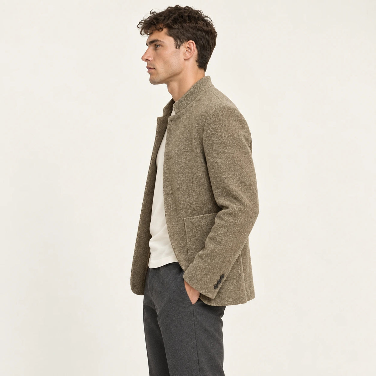 Veste en laine matelassée taupe désert, vue de profil dans le studio IVAREE