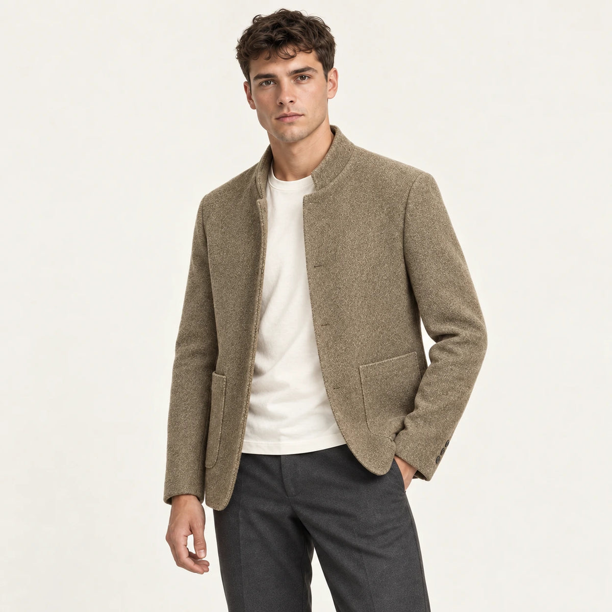 Veste en laine matelassée taupe désert, vue trois-quarts dans le studio IVAREE