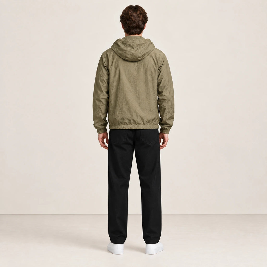 Veste légère kaki à capuche, portée de dos dans le studio IVAREE.
