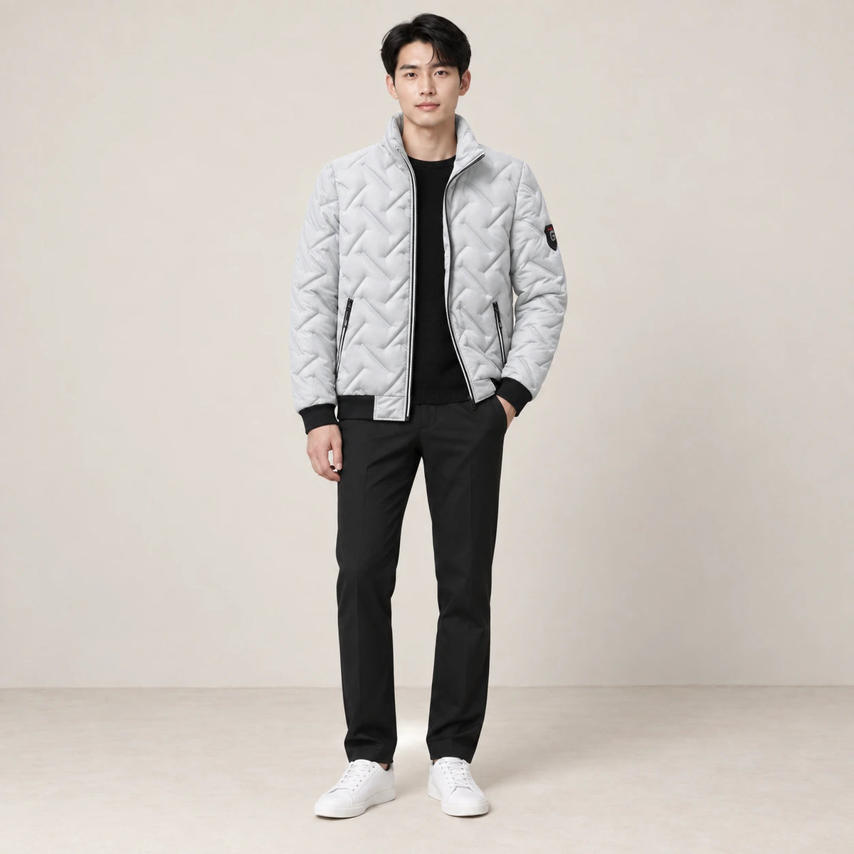Veste matelassée blanc gris portée de face dans le studio IVAREE.